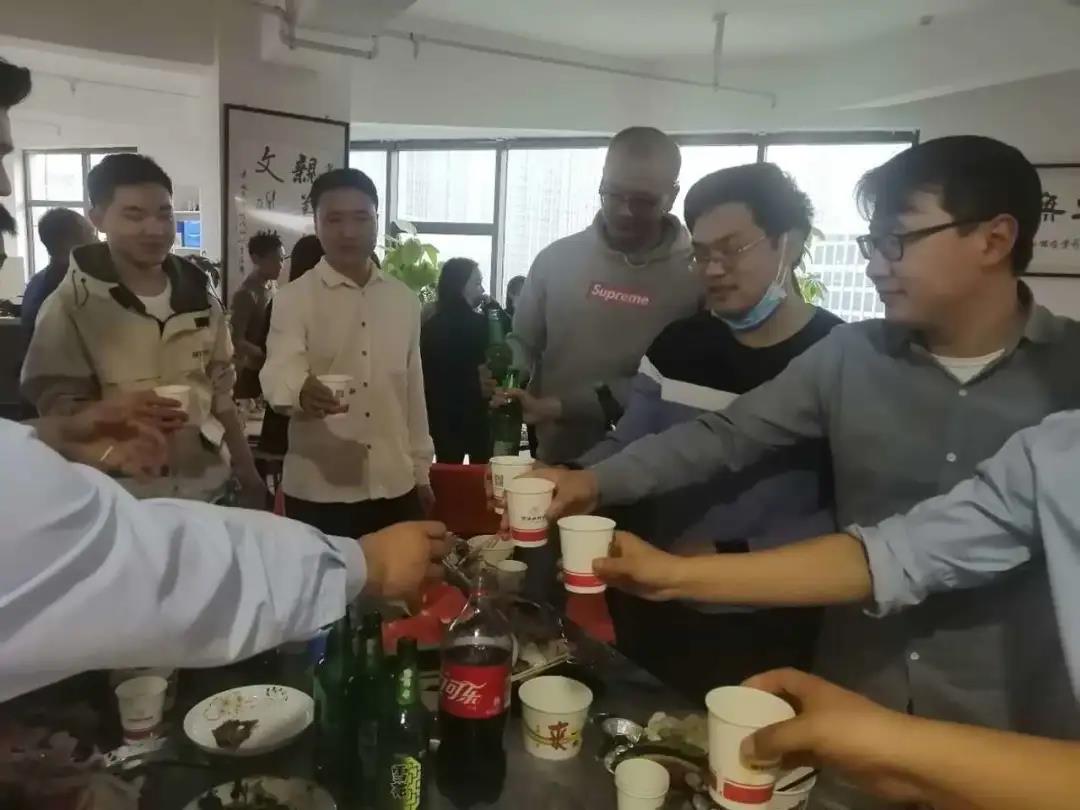 致敬勞動(dòng)者|百消丹集團(tuán)員工冷餐會(huì)順利舉行。